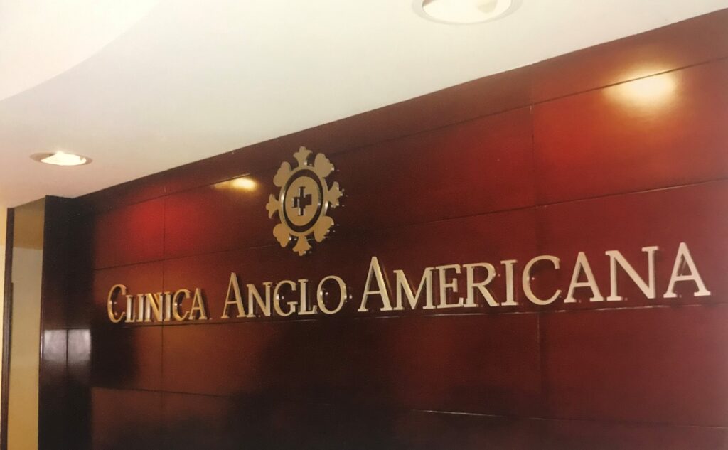 Aceros UP – Logotipo en Acero Inoxidable Clínica Angloamericana