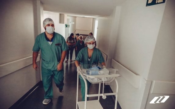 ACEROS UP – Cunas, coches y estaciones clínicas_ mobiliario confiable para bebés 03