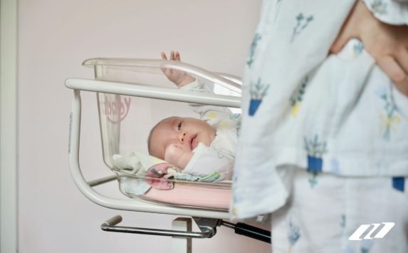 ACEROS UP – Cunas, coches y estaciones clínicas_ mobiliario confiable para bebés 04