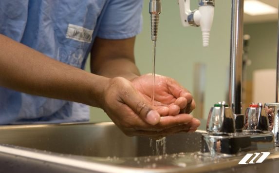 ACEROS UP – Lavamanos de Alto Nivel_ La Clave para una Imagen Impecable y Ambientes Seguros 02