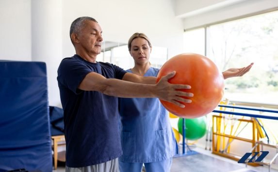 ACEROS UP – Mobiliario clínico que transforma_ comodidad, higiene y resistencia al servicio de la rehabilitación 01