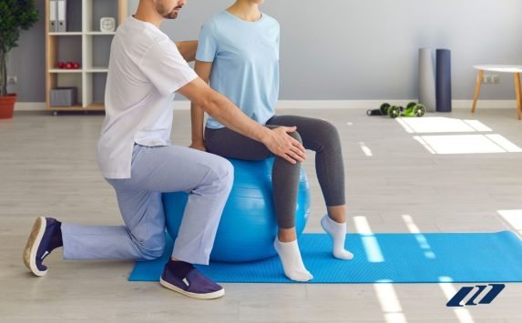 ACEROS UP – Mobiliario clínico que transforma_ comodidad, higiene y resistencia al servicio de la rehabilitación 02