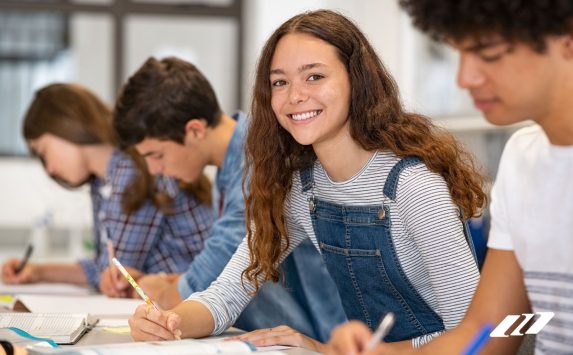 ACEROS UP – Transforma tus aulas con innovación_ Sillas giratorias que marcan la diferencia 01